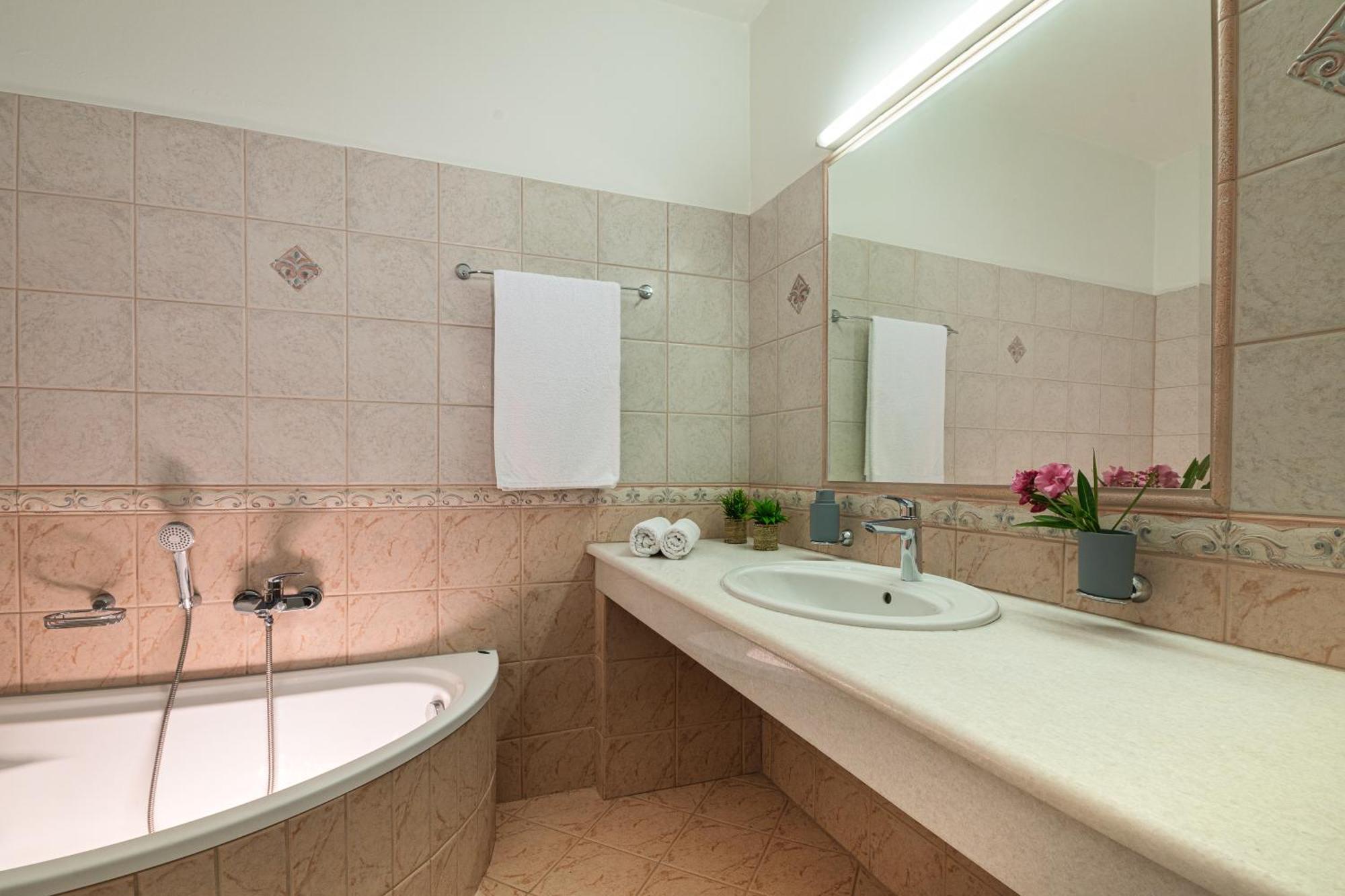 Villa Mariani II - In Lothiarika, Newly Renovated June 2024, Private Pool, Lindos 10 Min, Beach 120M Lardos Exteriér fotografie